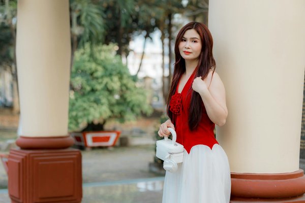 How are UK automakers innovating in electric vehicle technology?